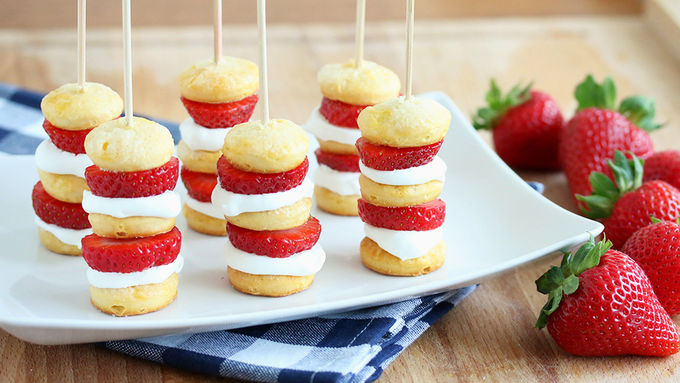 Ingredients What a great biscuit! I've never made strawberry shortcake before and I'm so glad I found this wonderful recipe. I always questioned eating a biscuit for dessert, but it really tasted e3lenak3ena.ml Time: 1 hr 40 mins.