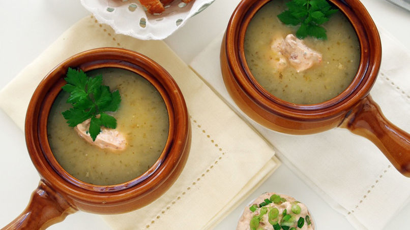 Sopa de Apio con Crema de Chipotle