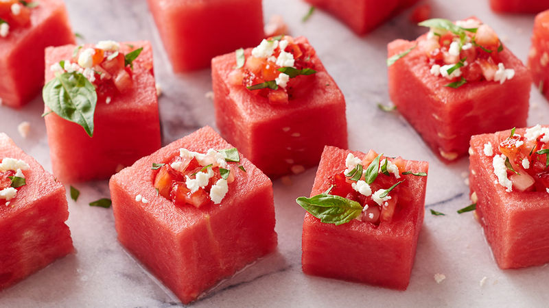 Coupes de melon d’eau aux fraises et au basilic