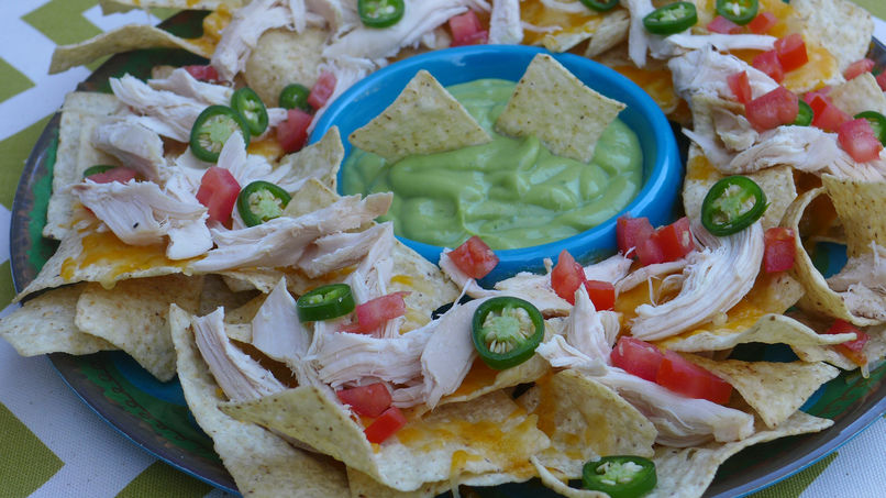 Nachos con Pollo Asado y Crema de Aguacate