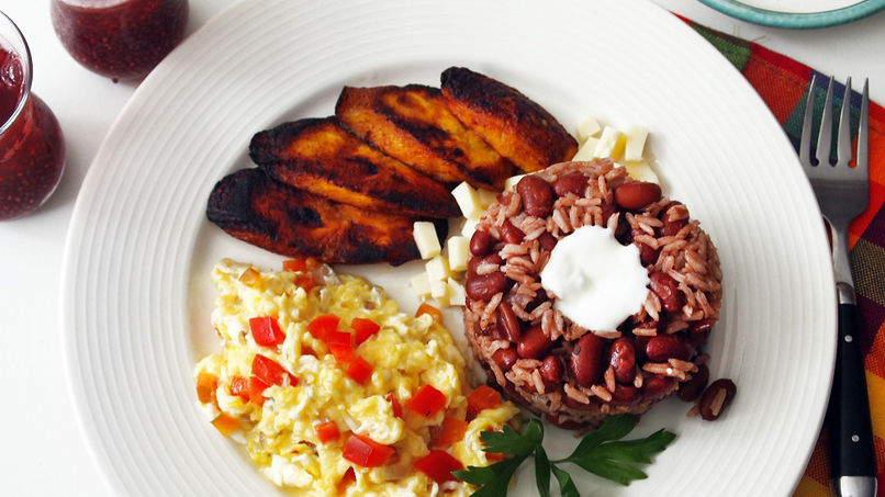 También con maduritos fritos, queso, crema, tortillas tostadas o p...