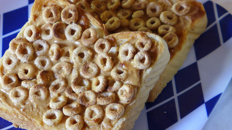 Texas Toast Horneadas con Mantequilla de Maní y Cheerios™