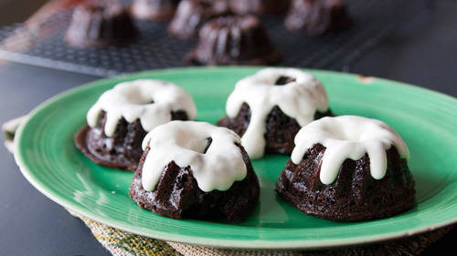 Chocolate-Stout Mini Bundt Cakes_image