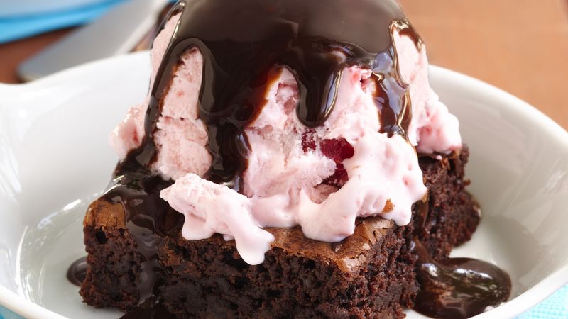 hot fudge brownie sundae