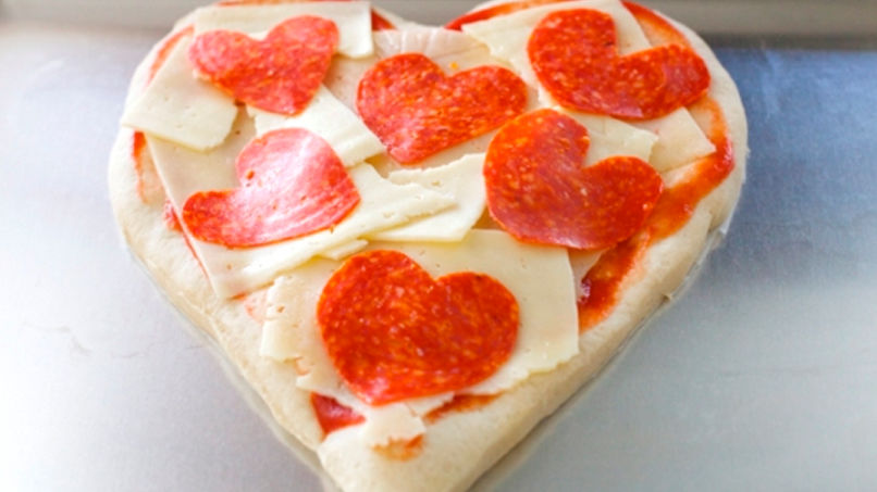 Cómo Hacer Pizza de Pepperoni en Forma de Corazón