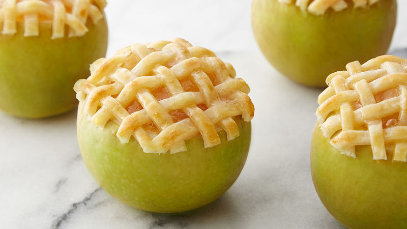 Tarte aux pommes avec croûte en treillis cuite dans une pomme