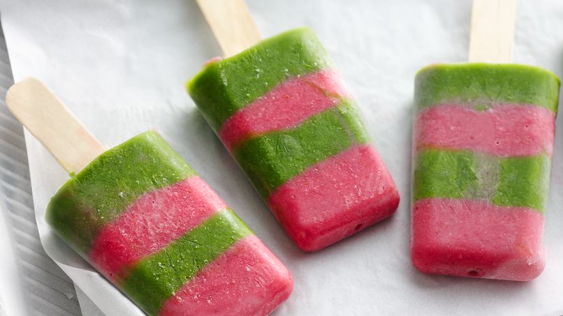 Paletas de Dos Licuados: Verdes y de Fresa