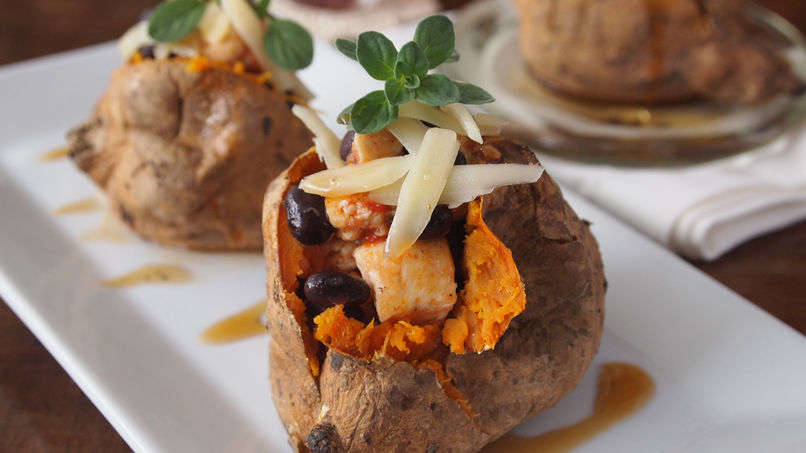 Camotes Rellenos con Frijoles Negros y Pollo