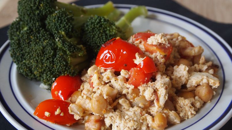 Tofu Revuelto con Garbanzos y Tomates Cherry