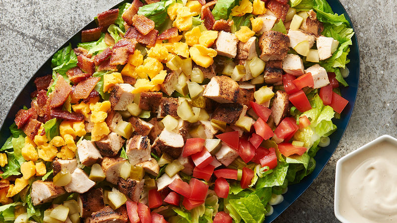 Salade au poulet haché avec vinaigrette au jus de cornichons