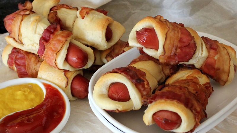 Saucisses enveloppées de croissant et de bacon