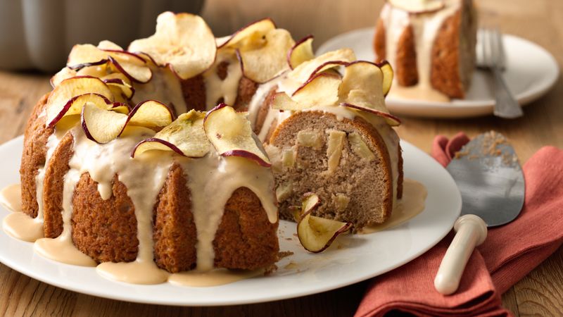 Gâteau en couronne aux pommes et aux épices glacé au caramel écossais dans un bol