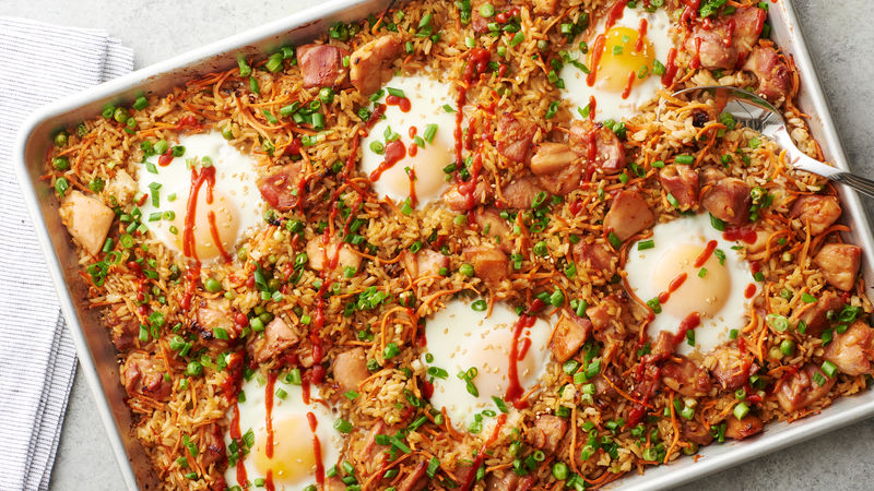 Riz frit au poulet dans une plaque à pâtisserie