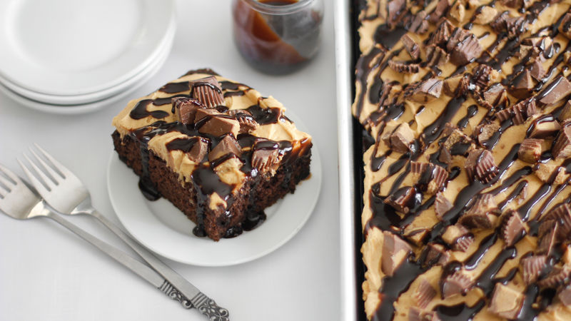 Gâteau « piqué » au beurre d’arachide et au chocolat