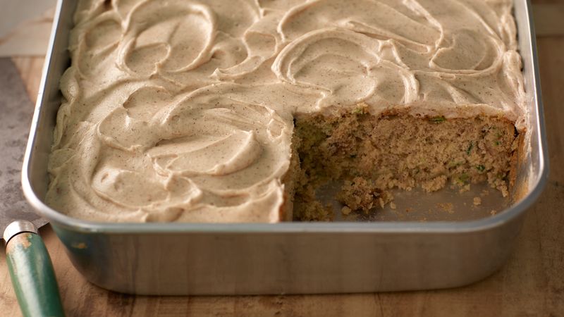 Gâteau aux courgettes avec glaçage au fromage à la crème à la cannelle