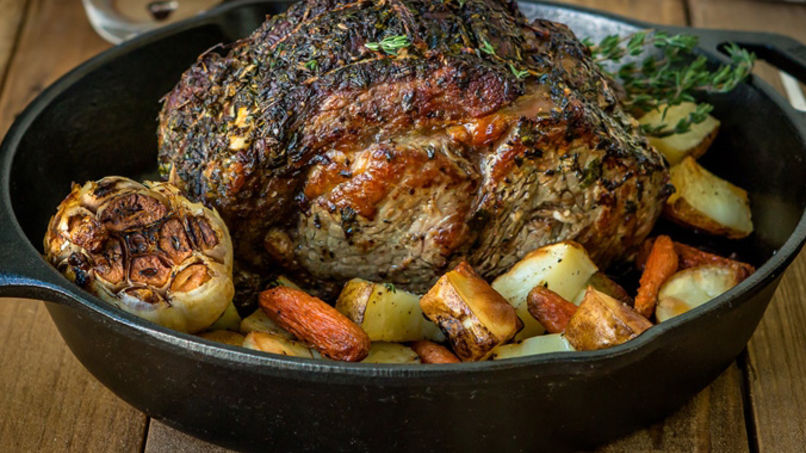 Prime Rib Roast Sin Hueso con Hierbas y Verduras