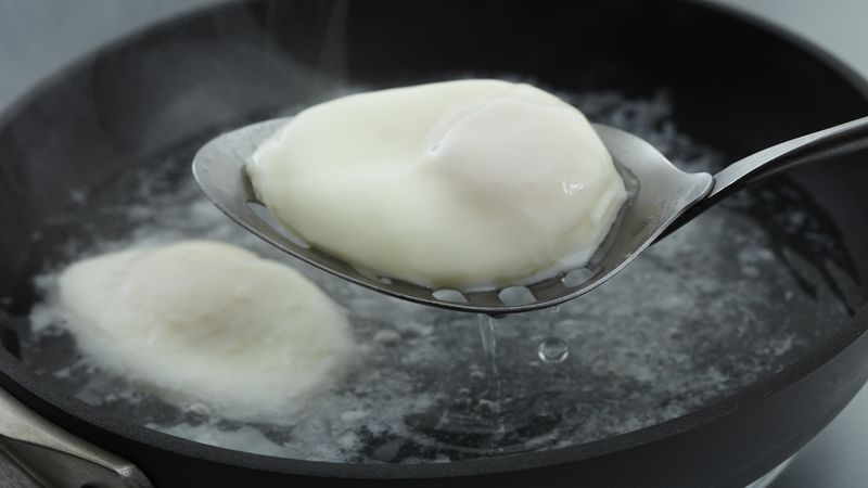 How to poach an egg in boiling water