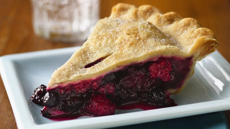 Assiettes Avec Céréales Pour Petit-déjeuner Et Tarte Aux Mûres Sur