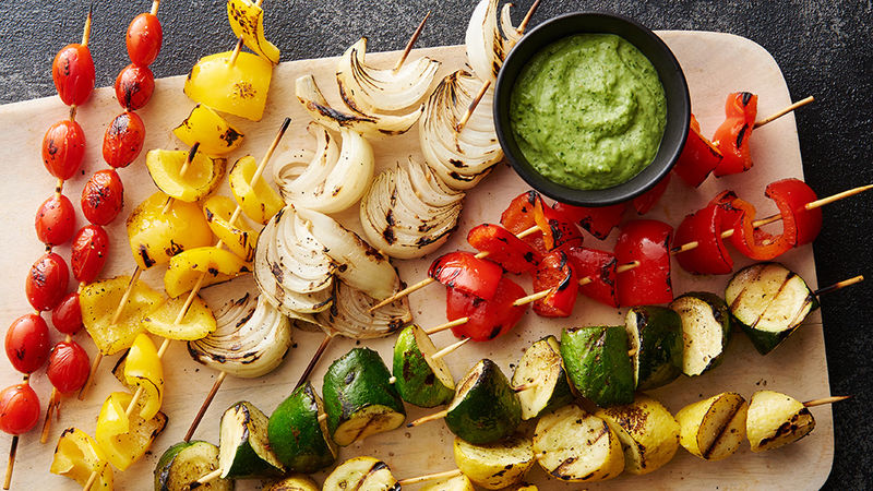 Recette de Brochettes de légumes grillés avec aïoli au pesto 