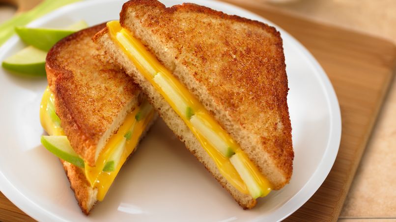 Sándwhiches Asados de Queso, Manzana y Canela