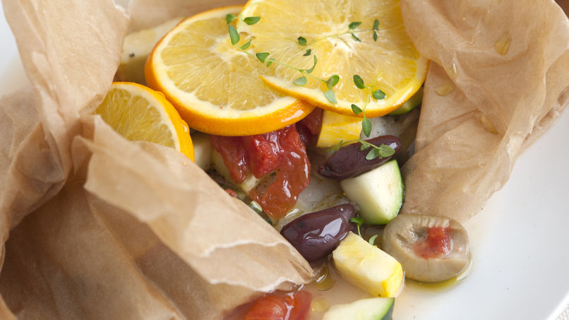 Rodaballo horneado con calabacita, aceituna, tomate y naranja